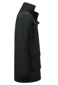 Zwarte jas met een staande kraag, voorkruimelzakken en een gladde, iets gestructureerde stof. Heeft ritsen en drukknoopsluitingen.