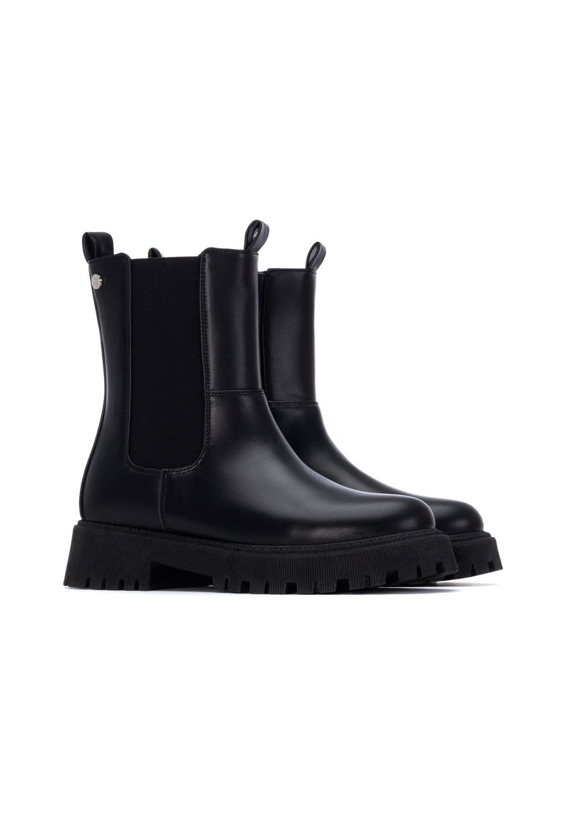 Schwarze Leder-Ankle-Boots mit elastischen Seitenpaneelen, Zuglaschen und robusten Gummisohlen mit tiefen Rillen für besseren Halt.