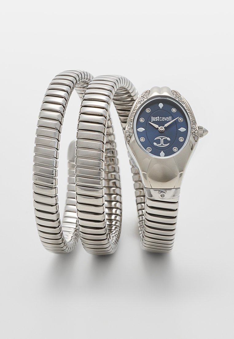Reloj de pulsera Just Cavalli en tono plateado con pulsera en forma de serpiente segmentada y dial azul que presenta marcadores de hora de cristal y detalles del logotipo.