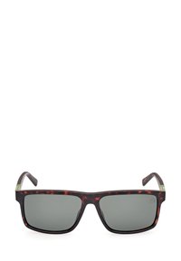 Brązowe okulary przeciwsłoneczne z tortoise shell w prostokątnych oprawkach, ciemnoszare soczewki i zielony akcent logo na zauszniku. Gładka tekstura, klasyczny design.