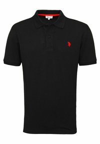 Camisa polo negra hecha de algodón, con cuello clásico, tapeta de dos botones y logotipo bordado en rojo en el lado izquierdo del pecho.