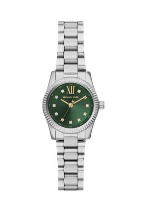 Runde silberne Metall-Uhr mit grünem Zifferblatt, goldenen Stundenmarkierungen und Diamantakzenten. Armband aus Stahlgliedern und strukturierte Lünette.