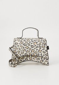 Leopardimustriga käekott struktureeritud disainiga, millel on ülemine käepide, eemaldatav õlarihm ja must ääris servade ümber.