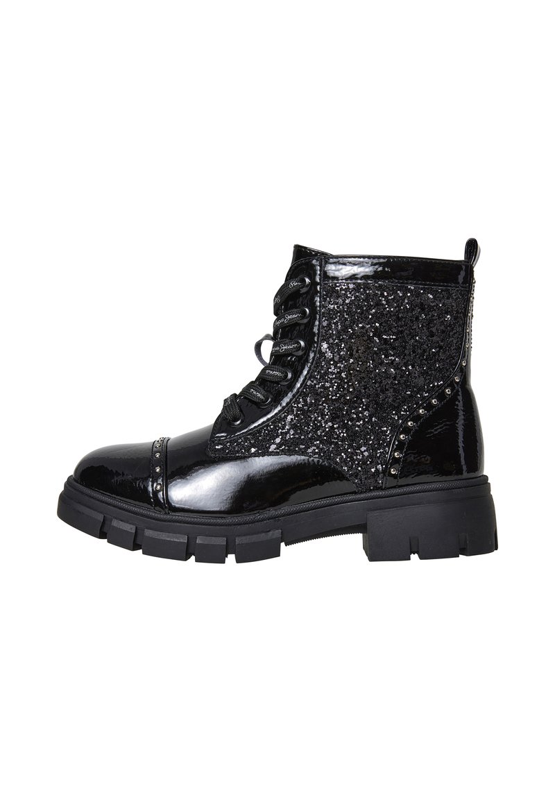 Zwarte lakleren enkellaars met een glinsterend zijpaneel, ronde neus, vetersluiting aan de voorkant, chunky zool en decoratieve metalen studs.