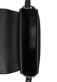 Czarna skórzana torba na ramię o teksturowanym wykończeniu. Wnętrze zawiera dwie przegrody oraz bezpieczne zapięcie. Zawiera odczepiany pasek.