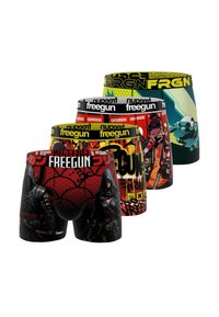 Quatre paires de boxers pour hommes arborant divers imprimés graphiques, principalement noirs, avec des étiquettes de taille colorées et des designs de personnages distincts.