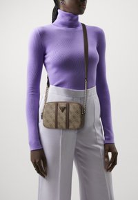 Guess NOREEN CAMERA CROSSBODY - Bandolera - latte/brown