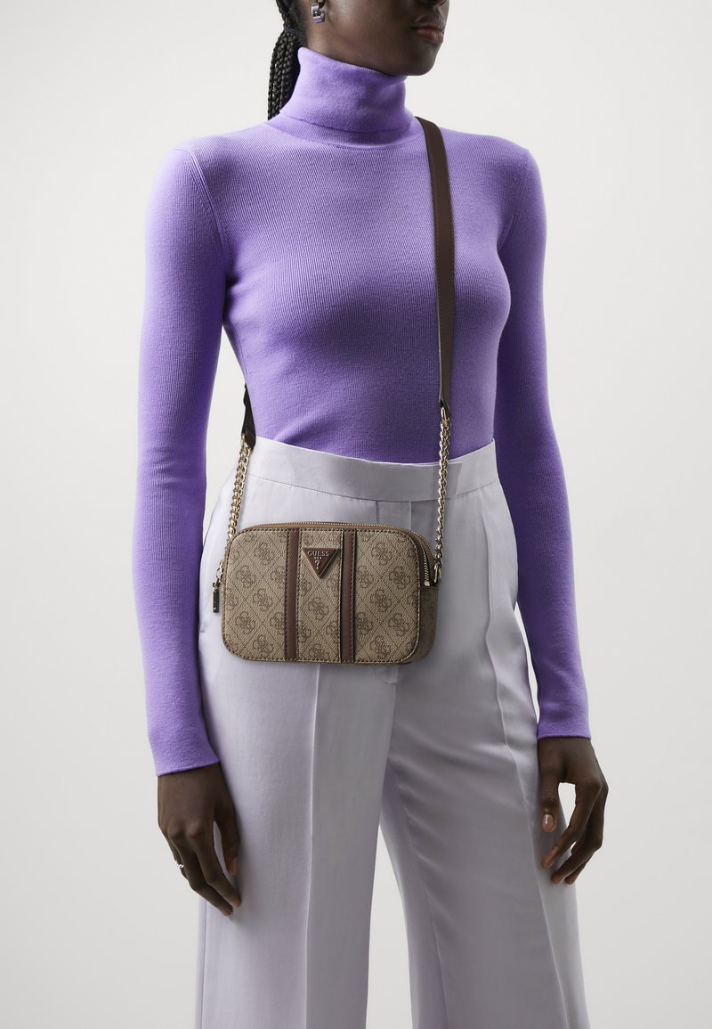 Guess NOREEN CAMERA CROSSBODY - Bandolera - latte/brown