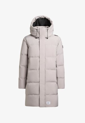 Svetlý béžový prešívaný kabát s vysokým golierom, čiernou vnútornou podšívkou, nastaviteľnou kapucňou, predným zipsom a logom na dolnom leme.