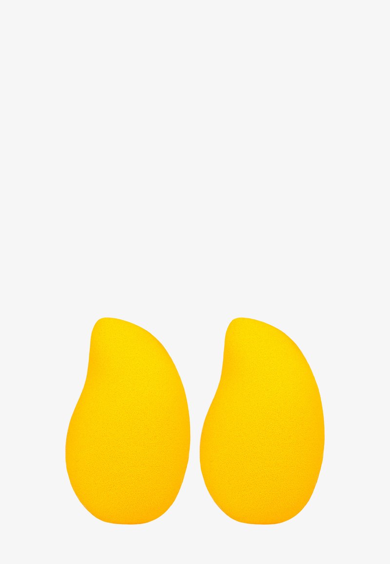 Deux éponges jaunes courbées pour le maquillage avec des pointes fines sur fond blanc.