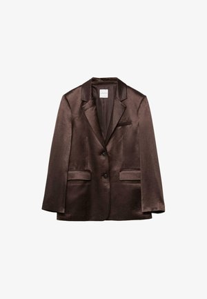 Bruine satijnen blazer met inkeping revers, twee voorzakken met klep, borstzak met bies en twee knopen aan de voorkant.