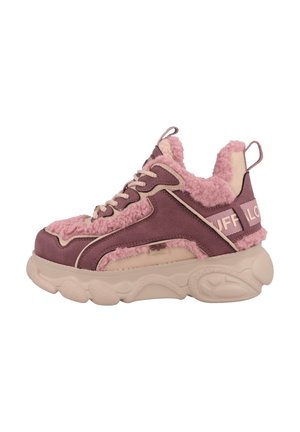 Chunky sneaker med pink ruskind og blødt foer, beige tyk sål og "LO" tekst på hælstrop til afslappet vinterbrug.