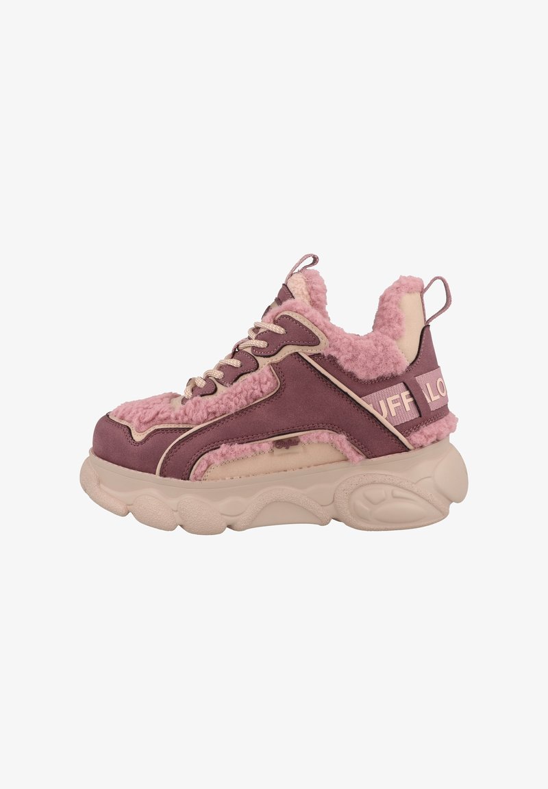Baskets épaisses en daim rose avec doublure en peluche, semelle beige épaisse et texte "LO" sur la bride du talon pour un usage hivernal décontracté.