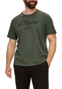 Žalios medvilnės marškinėliai trumpomis rankovėmis, kurių priekyje juodas spaudinis su užrašu "s.Oliver Elevuoti Essentials Nuo 1969".