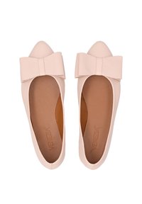 Helle rosa Lederflats mit spitzer Zehenform, die vorne mit einer großen Schleifenakzentuierung und einer glatten, strukturierten Innensohle ausgestattet sind.