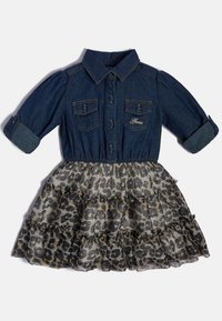 Sukienka z denimu ma kołnierz, zapięcie na guziki, dwie kieszenie na piersiach oraz warstwową tiulową spódnicę w czarno-beżowy leoparda.