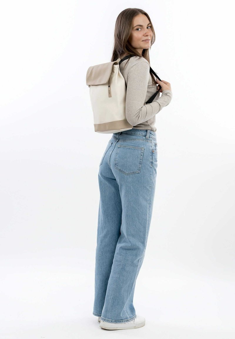 Rucksack in creme- und beige-farbenem Material mit einem Rolltop-Design, verstellbaren schwarzen Riemen und subtilen Hardware-Details. Texturierte Oberfläche.