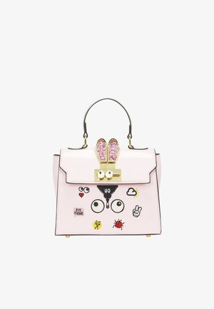 Hellrosa Handtasche mit einem Tragegriff oben, goldfarbenen Beschlägen in Form von Hasenohren und verspielten Illustrationen von Augen und Käfern auf der Vorderseite.