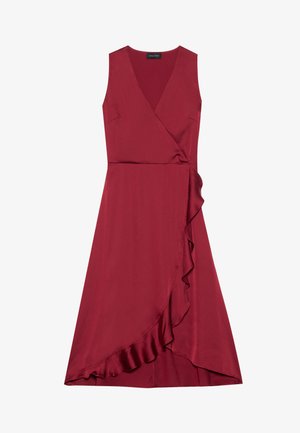 Crvena haljina s vezanjem oko struka, s v-izrezom, bez rukava i asimetričnim rubom ukrašenim volanom. Glatka, satenasta tekstura.