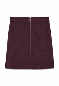 Bordeaux corduroy rok met een gladde ritssluiting aan de voorkant, met een aansluitende taille en A-lijn silhouet, dat de verticale ribbeltextuur benadrukt.