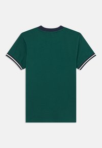 Mörkgrön kortärmad t-shirt med marinblå krage och ärmuppslag som har vita och marinblå ränder, visad bakifrån.