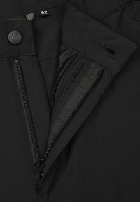 Schwarzes Kleidungsstück aus Stoff mit glatter Textur, ausgestattet mit Reißverschluss und Knopfverschluss. Innenfutter aus Netzmaterial, mit sichtbarem Größenschild.