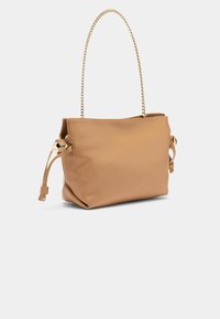 Tan læderhåndtaske med en glat tekstur, der har et guld kædehåndtag og dekorative guldfinish detaljer på siderne.