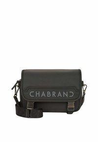 Bolso cruzado sintético negro con solapa, estampado de logotipo, correa ajustable y acentos de hardware metálico. Superficie texturizada y diseño elegante.