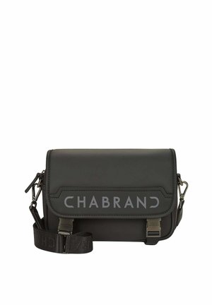 Bolso cruzado sintético negro con solapa, estampado de logotipo, correa ajustable y acentos de hardware metálico. Superficie texturizada y diseño elegante.