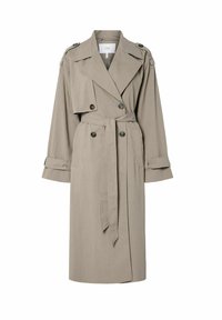 Trench coat beige de tela ligera, con un frente de doble botonadura, solapas anchas, cintura ceñida con cinturón y detalles de botones en las mangas.