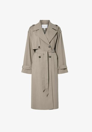 Trench coat beige de tela ligera, con un frente de doble botonadura, solapas anchas, cintura ceñida con cinturón y detalles de botones en las mangas.