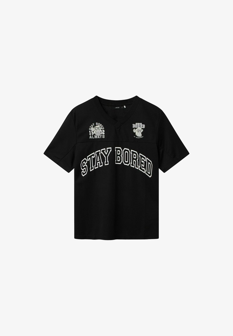Svart t-shirt med kort ärm har en v-neck, vit text som säger "STAY BORED" och grafiska detaljer på bröstet. Mjuk tygkvalitet.
