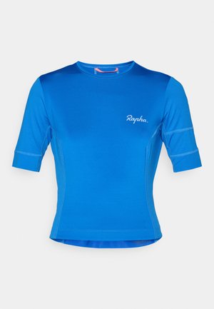 Lyhythihainen pyöräilypaita kirkkaan sinisestä kankaasta, joka on sileä tekstuuriltaan. Ominaisuuksiin kuuluu pyöreä pääntie ja valkoinen "Rapha." logo edessä.