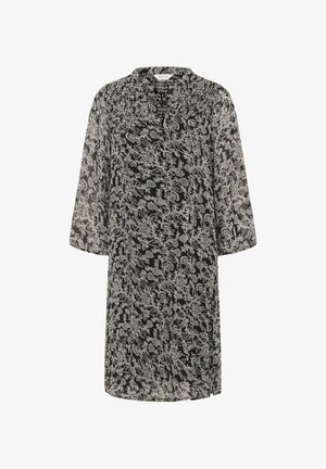 Sort kjole med et blomstret hvidt mønster, løs pasform, trekvartlange ærmer, smocket halsudskæring og let, gennemsigtig stofstruktur.