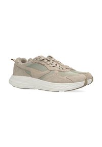 Beige sportieve schoenen van suede en mesh, met een textuur bovenkant, tonale accenten en een dikke, witte, gevoerde zool.
