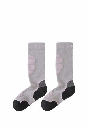 Paar graue knielange Socken mit schwarzen Fersen und Zehen, mit hellrosa gepolsterten Bereichen entlang der Seiten und des Fußgewölbes.