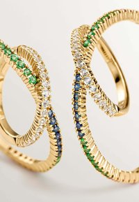 Pendientes de oro con diseños entrelazados, que presentan piedras verdes, azules y transparentes engastadas en bandas texturizadas. Acentos brillantes en toda la pieza.