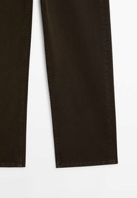 Moitié inférieure d'un pantalon marron foncé à jambes droites, présenté sur un fond blanc.