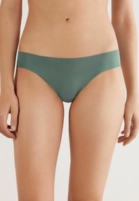 Groene bikinionderkant van een gladde, rekbare stof. Heeft een eenvoudig ontwerp met een lage taille en minimale bedekking.