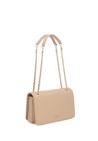 Sac bandoulière en cuir beige avec une forme rectangulaire plate, des accents de chaîne dorée et une texture lisse. Logo embossé à l'avant.