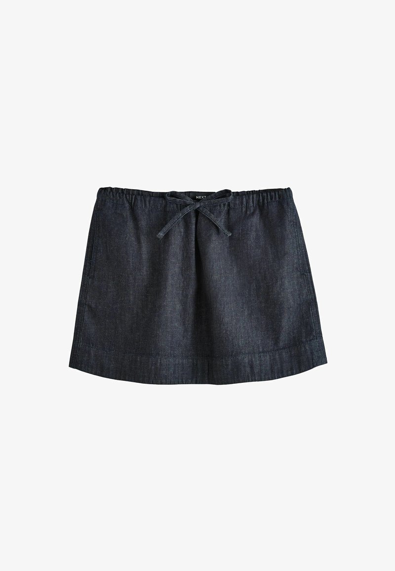 Mini-jupe en jean bleu foncé avec taille élastique et nœud devant, dotée de poches latérales et d'un ourlet droit.