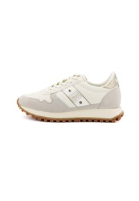 Sneaker bianco e beige con tomaia in pelle liscia e suede, suola testurizzata con trazione e dettagli metallici sulle strisce laterali.
