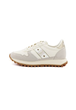 Sneaker bianco e beige con tomaia in pelle liscia e suede, suola testurizzata con trazione e dettagli metallici sulle strisce laterali.