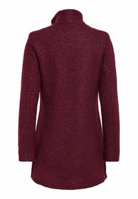 Long manteau en laine bordeaux avec manches longues et col haut, vu de dos sur fond blanc.