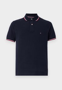 Navyblaue Poloshirt mit klassischem Kragen, weißen und roten gestreiften Akzenten am Kragen und an den Ärmeln, Dreiknopf-Leiste, Logo auf der Brust.