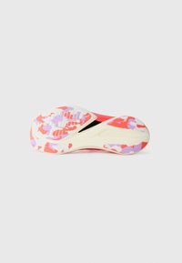 Semelle de chaussure en rose, blanc et lavande avec un motif de traction texturé. Présente un design arrondi et un matériau superposé pour une adhérence et un soutien.