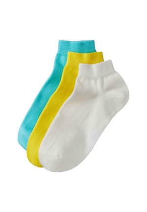 Drei Paare von Knöchelsocken in den Farben Türkis, Gelb und Weiß. Hergestellt aus weichem Stoff mit einer glatten Textur und gerippten Bündchen.