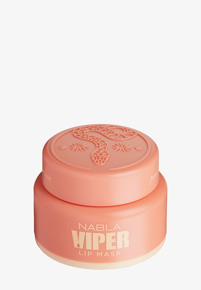 Nabla Viper Lip Mask in een perzikkleurige pot. Heeft een textuurlid met een slangontwerp en vetgedrukte letters. Glad matte oppervlak.