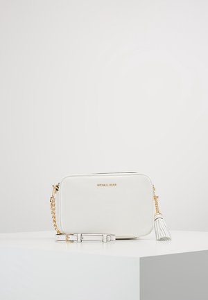 Biała skórzana torba na ramię z złotymi dodatkami, prostokątnym kształtem, z zamkiem błyskawicznym i ozdobną frędzlą przymocowaną do łańcuszkowego paska.