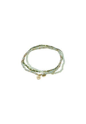 Braccialetto a più fili realizzato con piccole perline sfaccettate in verde chiaro, acquamarina e beige, caratterizzato da due piccole targhette metalliche incise con la scritta "Pilgrim."